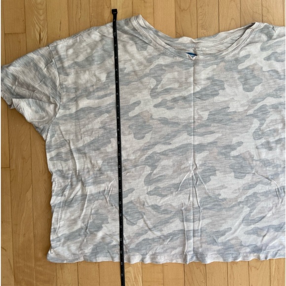 🌟FREE WITH PURCHASE🌟 Old Navy cropped tees (2 tees included) - Picture 2 of 7